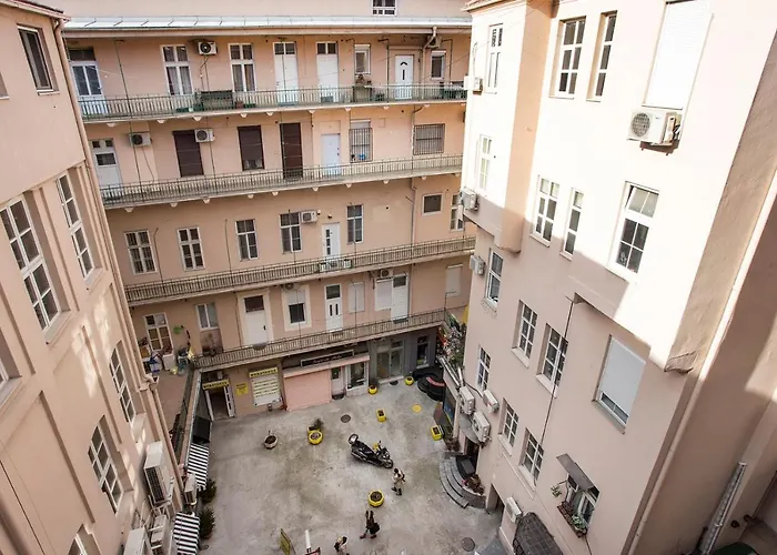 Atomic 2 アパート